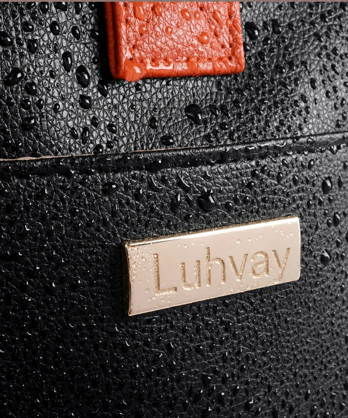 Water droplets on the Luhvay bag exterior